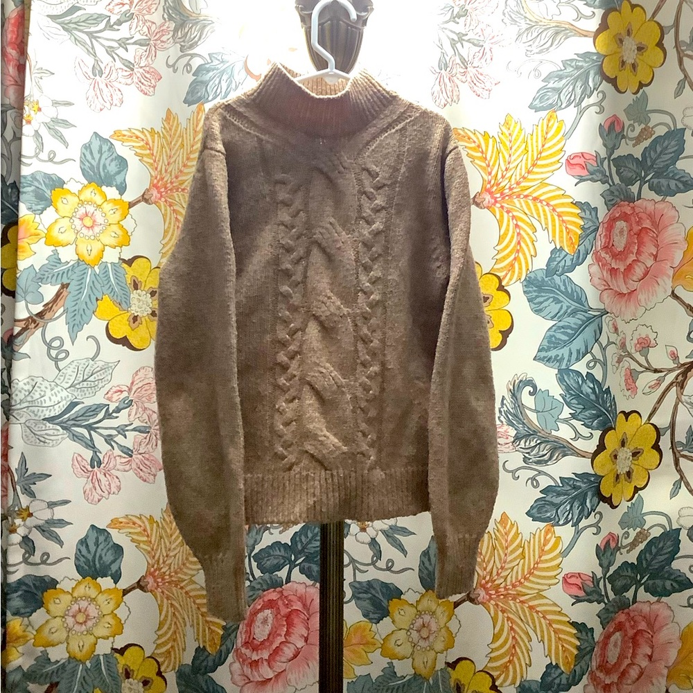 Golden turtle neck long sleeve shirt knitted